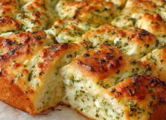 HLJEB S BIJELIM LUKOM I MOZZARELLOM KOJI SE RAZVLAČI – SAVRŠEN ZA DIJELJENJE HLJEB S BIJELIM LUKOM I MOZZARELLOM KOJI SE RAZVLAČI – SAVRŠEN ZA DIJELJENJE