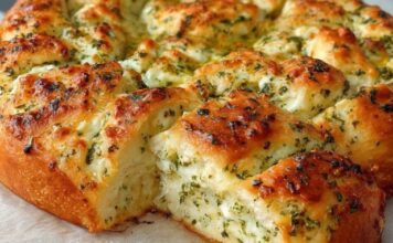 HLJEB S BIJELIM LUKOM I MOZZARELLOM KOJI SE RAZVLAČI – SAVRŠEN ZA DIJELJENJE HLJEB S BIJELIM LUKOM I MOZZARELLOM KOJI SE RAZVLAČI – SAVRŠEN ZA DIJELJENJE