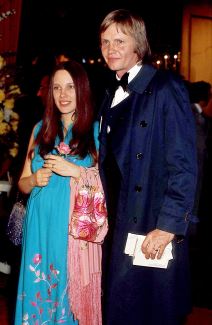 Izazovna do bola, a sudbina teška kao čemer: Ljudi misle da je Anđelina Džoli najlepša na svetu, dok ne vide njenu majku Izazovna do bola, a sudbina teška kao čemer: Ljudi misle da je Anđelina Džoli najlepša na svetu, dok ne vide njenu majku