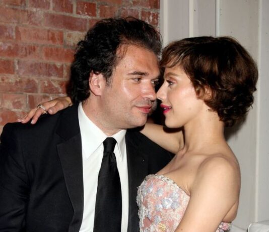 Kada je ona umrla, njen muž je spavao u krevetu sa taštom: Dugo se pričalo da su ljubavnici, a nakon 5 meseci preminuo je na identičan način Kada je ona umrla, njen muž je spavao u krevetu sa taštom: Dugo se pričalo da su ljubavnici, a nakon 5 meseci preminuo je na identičan način