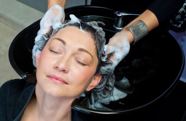 Kako pravilno oprati kosu kao u salonu? Profesionalna frizerka daje odgovor Kako pravilno oprati kosu kao u salonu? Profesionalna frizerka daje odgovor