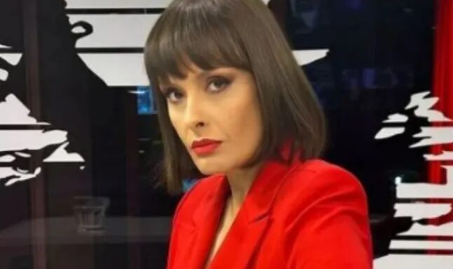 LJUDI NE VJERUJU U ŠTA GLEDAJU: Srpska voditeljka snimljena ispod stola, DA LI JE MOGUĆE DA OVO NOSI LJUDI NE VJERUJU U ŠTA GLEDAJU: Srpska voditeljka snimljena ispod stola, DA LI JE MOGUĆE DA OVO NOSI