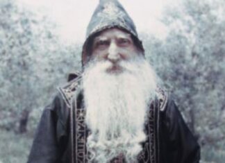 Mihaila su kao bebu doveli na Svetu Goru i tu je ostao do smrti: Za 82 godine života nikada nije video ženu, a kada je umro… Mihaila su kao bebu doveli na Svetu Goru i tu je ostao do smrti: Za 82 godine života nikada nije video ženu, a kada je umro...