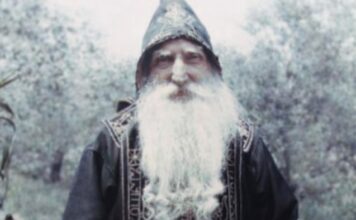 Mihaila su kao bebu doveli na Svetu Goru i tu je ostao do smrti: Za 82 godine života nikada nije video ženu, a kada je umro… Mihaila su kao bebu doveli na Svetu Goru i tu je ostao do smrti: Za 82 godine života nikada nije video ženu, a kada je umro...