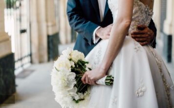 Mladenci poslali pozivnice, gost ostao zapanjen zahtjevom: Ljubazno molimo da platite 75 dolara Mladenci poslali pozivnice, gost ostao zapanjen zahtjevom: Ljubazno molimo da platite 75 dolara