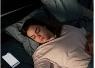 Mobitel vam je pored glave dok spavate? Evo kakve posljedice to ima za cijeli organizam Mobitel vam je pored glave dok spavate? Evo kakve posljedice to ima za cijeli organizam