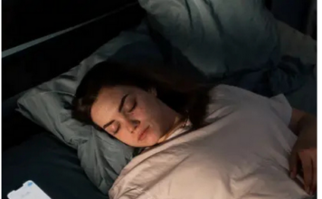 Mobitel vam je pored glave dok spavate? Evo kakve posljedice to ima za cijeli organizam Mobitel vam je pored glave dok spavate? Evo kakve posljedice to ima za cijeli organizam