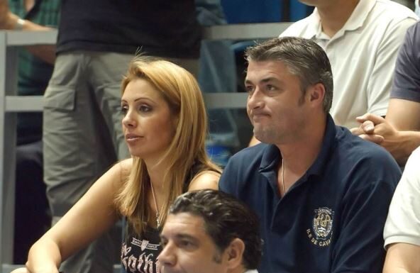 Naš čuveni košarkaš ženu je upoznao kada je imala 16 godina, prvo mu persirala mu pa sa njim dobila troje dece: A ćerka je uspela da nadmaši njegovu slavu Naš čuveni košarkaš ženu je upoznao kada je imala 16 godina, prvo mu persirala mu pa sa njim dobila troje dece: A ćerka je uspela da nadmaši njegovu slavu