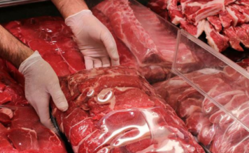 Ne kupujte meso ove boje: Većina ga odmah stavlja u korpu jer misli da garantuje svežinu Ne kupujte meso ove boje: Većina ga odmah stavlja u korpu jer misli da garantuje svežinu