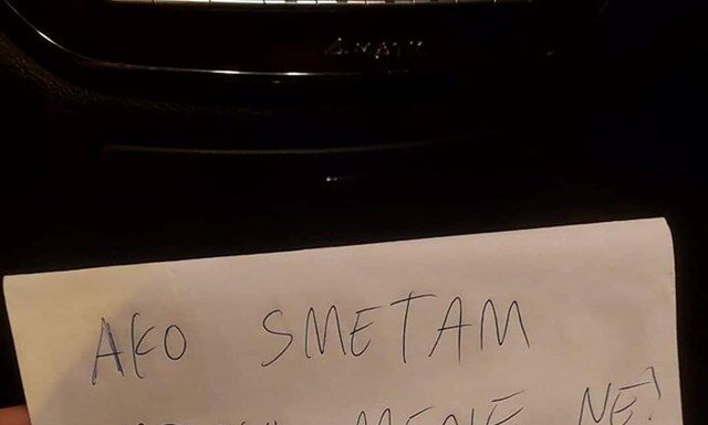Netko je parkirao na nezgodnom mjestu i ostavio poruku, fotka je apsolutni hit zbog jednog detalja Netko je parkirao na nezgodnom mjestu i ostavio poruku, fotka je apsolutni hit zbog jednog detalja