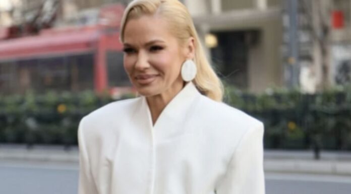 Očarala publiku: Nataša Bekvalac ZAKOPČANA DO GRLA, ali izazovnija nego ikad Očarala publiku: Nataša Bekvalac ZAKOPČANA DO GRLA, ali izazovnija nego ikad