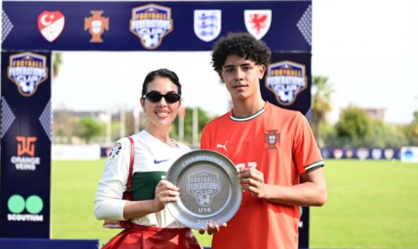 Ovo je ćerka Kristijana Ronalda koja je izgubila blizanca na rođenju: “To je najveći bol koji bilo koji roditelj može da oseti” Ovo je ćerka Kristijana Ronalda koja je izgubila blizanca na rođenju: "To je najveći bol koji bilo koji roditelj može da oseti"