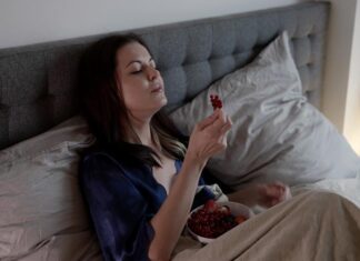 Pojedite ovu voćku uveče i spavaćete kao beba: Pomaže i kod mršavljenja a mogu da je jedu i dijabetičari Pojedite ovu voćku uveče i spavaćete kao beba: Pomaže i kod mršavljenja a mogu da je jedu i dijabetičari