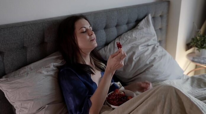 Pojedite ovu voćku uveče i spavaćete kao beba: Pomaže i kod mršavljenja a mogu da je jedu i dijabetičari Pojedite ovu voćku uveče i spavaćete kao beba: Pomaže i kod mršavljenja a mogu da je jedu i dijabetičari