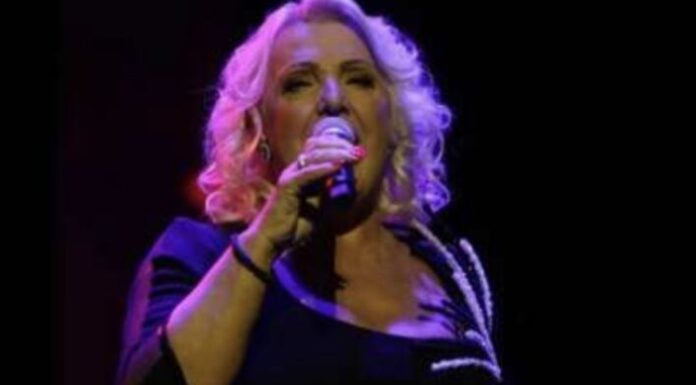 Presjekla u posljednjem trenutku: Snežana Đurišić OTKAZALA NASTUP nakon što je njen sin brutalno prebijen Presjekla u posljednjem trenutku: Snežana Đurišić OTKAZALA NASTUP nakon što je njen sin brutalno prebijen