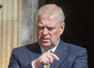 Princ Endru nije znao za granicu, i po 40 žena bilo kod njega, a na rođendan ga izveli iz kuće: Ovo su svi detalji koji su doveli do hapšenja Princ Endru nije znao za granicu, i po 40 žena bilo kod njega, a na rođendan ga izveli iz kuće: Ovo su svi detalji koji su doveli do hapšenja