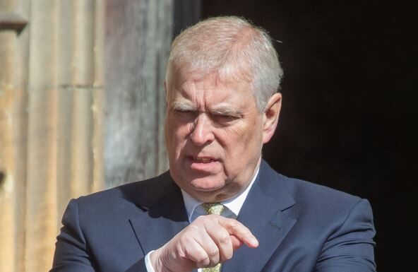 Princ Endru nije znao za granicu, i po 40 žena bilo kod njega, a na rođendan ga izveli iz kuće: Ovo su svi detalji koji su doveli do hapšenja Princ Endru nije znao za granicu, i po 40 žena bilo kod njega, a na rođendan ga izveli iz kuće: Ovo su svi detalji koji su doveli do hapšenja