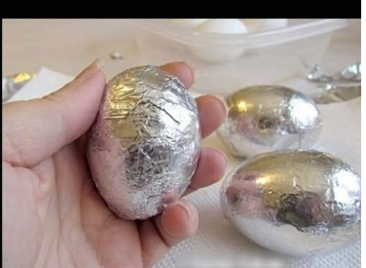 PRlJE FARBANJA, JAJE UM0TAJTE U ALUMlNlJSKU F0LlJU: Efekat je magičan, EV0 KAKO ĆE IZGLEDATl KAD JE SKINETE… PRlJE FARBANJA, JAJE UM0TAJTE U ALUMlNlJSKU F0LlJU: Efekat je magičan, EV0 KAKO ĆE IZGLEDATl KAD JE SKINETE…