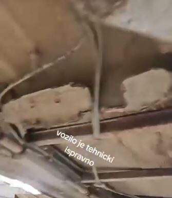 Sa golfom došao kod automehaničara, ali se nisu nadali šta će zateći ispod: Kad su ga podigli, ostali u neverici od prizora Sa golfom došao kod automehaničara, ali se nisu nadali šta će zateći ispod: Kad su ga podigli, ostali u neverici od prizora