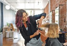 Samo najveće dame su nosile ovu frizuru devedesetih: Lako se održava, izdužuje vrat, a sad je ponovo hit Samo najveće dame su nosile ovu frizuru devedesetih: Lako se održava, izdužuje vrat, a sad je ponovo hit