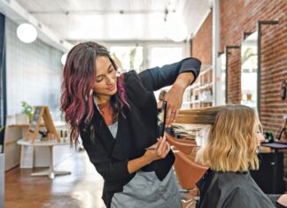 Samo najveće dame su nosile ovu frizuru devedesetih: Lako se održava, izdužuje vrat, a sad je ponovo hit Samo najveće dame su nosile ovu frizuru devedesetih: Lako se održava, izdužuje vrat, a sad je ponovo hit