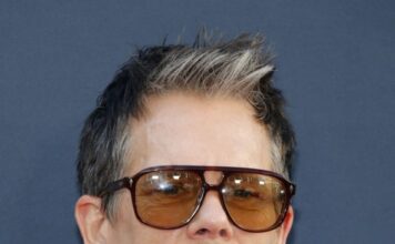 Slavni glumac je u braku skoro 40 godina, a ispred kamera je saznao da mu je žena ustvari rođaka: Njihova odluka nakon toga šokira Slavni glumac je u braku skoro 40 godina, a ispred kamera je saznao da mu je žena ustvari rođaka: Njihova odluka nakon toga šokira