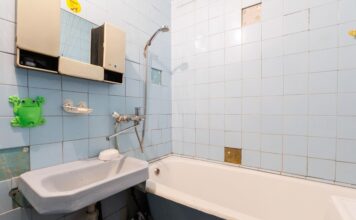 Snimak kupatila iz osamdesetih iz bivše Jugoslavije probudio talas nostalgije na mrežama: “Tada nismo imali ništa, a imali smo sve!” Snimak kupatila iz osamdesetih iz bivše Jugoslavije probudio talas nostalgije na mrežama: "Tada nismo imali ništa, a imali smo sve!"