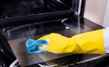 Stavite ovaj sastojak u rernu i ostavite preko noći: Ujutru samo prebrišite krpom i biće kao nova Stavite ovaj sastojak u rernu i ostavite preko noći: Ujutru samo prebrišite krpom i biće kao nova