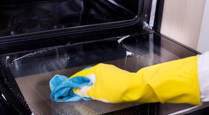 Stavite ovaj sastojak u rernu i ostavite preko noći: Ujutru samo prebrišite krpom i biće kao nova Stavite ovaj sastojak u rernu i ostavite preko noći: Ujutru samo prebrišite krpom i biće kao nova