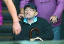 Sve što je moglo da pođe naopako – pošlo je: Pevač Fil Kolins danas hoda pomoću štaka, a medicinska sestra se o njemu brine 24 sata Sve što je moglo da pođe naopako - pošlo je: Pevač Fil Kolins danas hoda pomoću štaka, a medicinska sestra se o njemu brine 24 sata