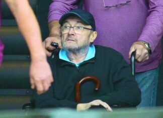 Sve što je moglo da pođe naopako – pošlo je: Pevač Fil Kolins danas hoda pomoću štaka, a medicinska sestra se o njemu brine 24 sata Sve što je moglo da pođe naopako - pošlo je: Pevač Fil Kolins danas hoda pomoću štaka, a medicinska sestra se o njemu brine 24 sata