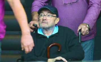 Sve što je moglo da pođe naopako – pošlo je: Pevač Fil Kolins danas hoda pomoću štaka, a medicinska sestra se o njemu brine 24 sata Sve što je moglo da pođe naopako - pošlo je: Pevač Fil Kolins danas hoda pomoću štaka, a medicinska sestra se o njemu brine 24 sata