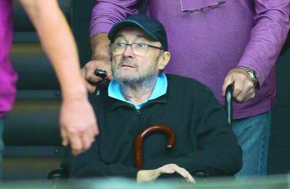 Sve što je moglo da pođe naopako – pošlo je: Pevač Fil Kolins danas hoda pomoću štaka, a medicinska sestra se o njemu brine 24 sata Sve što je moglo da pođe naopako - pošlo je: Pevač Fil Kolins danas hoda pomoću štaka, a medicinska sestra se o njemu brine 24 sata