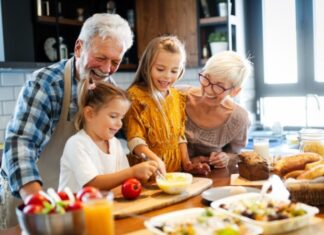 Svekrva mi godinama prigovara za decu: Javno me optužila da ih zanemarujem jer gledaju TV, sad sam je ućutkala Svekrva mi godinama prigovara za decu: Javno me optužila da ih zanemarujem jer gledaju TV, sad sam je ućutkala