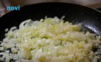 Svi griješite kad pržite luk: Dodajte 1 stvar u tavu i dobićete savršenu gustinu bez imalo brašna Svi griješite kad pržite luk: Dodajte 1 stvar u tavu i dobićete savršenu gustinu bez imalo brašna