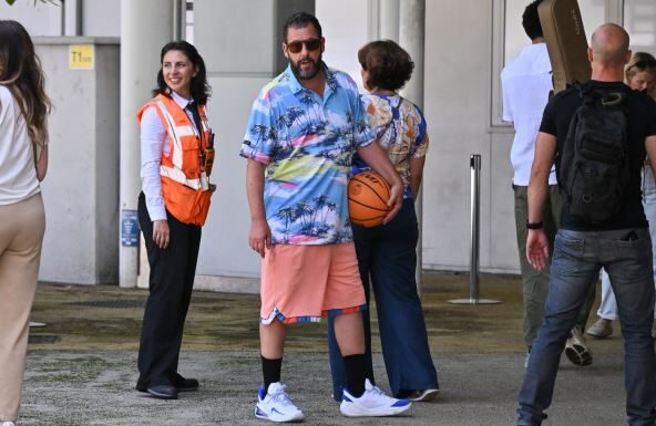 Svi pričaju o tome kako je prodavačica luksuzne radnje ponizila ćerku slavnog glumca: A njegova reakcija je neprocenjiva Svi pričaju o tome kako je prodavačica luksuzne radnje ponizila ćerku slavnog glumca: A njegova reakcija je neprocenjiva