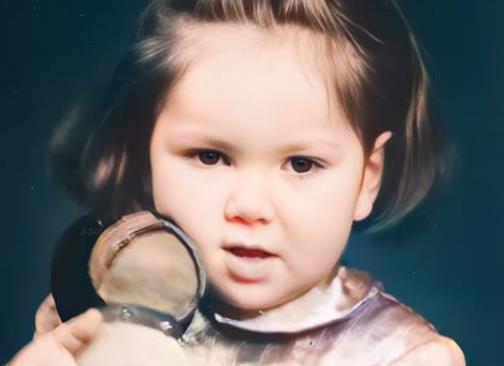 Svoju trogodišnju ćerku je drogirala i spakovala u kofer: Ovaj potez joj je spasio život, a na majčinoj sahrani je saznala da nije bila jedina Svoju trogodišnju ćerku je drogirala i spakovala u kofer: Ovaj potez joj je spasio život, a na majčinoj sahrani je saznala da nije bila jedina