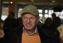 Telo su dopremili avionom, a Goca je ovu pesmu pustila na sahrani: Evo po kojim običajima je sahranjen Šaban Šaulić Telo su dopremili avionom, a Goca je ovu pesmu pustila na sahrani: Evo po kojim običajima je sahranjen Šaban Šaulić