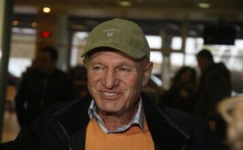 Telo su dopremili avionom, a Goca je ovu pesmu pustila na sahrani: Evo po kojim običajima je sahranjen Šaban Šaulić Telo su dopremili avionom, a Goca je ovu pesmu pustila na sahrani: Evo po kojim običajima je sahranjen Šaban Šaulić