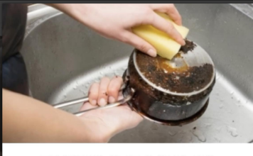 TRIK KOJI JE OSVOJIO INTERNET: Evo zašto treba sipati so na sunđer pre pranja sudova TRIK KOJI JE OSVOJIO INTERNET: Evo zašto treba sipati so na sunđer pre pranja sudova