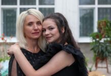 Udala sam se za starijeg muškarca, a 10 godina kasnije majka mi je na samrti rekla: “Taj čovek je tvoj otac” Udala sam se za starijeg muškarca, a 10 godina kasnije majka mi je na samrti rekla: "Taj čovek je tvoj otac"