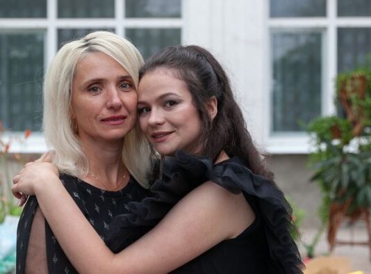 Udala sam se za starijeg muškarca, a 10 godina kasnije majka mi je na samrti rekla: “Taj čovek je tvoj otac” Udala sam se za starijeg muškarca, a 10 godina kasnije majka mi je na samrti rekla: "Taj čovek je tvoj otac"