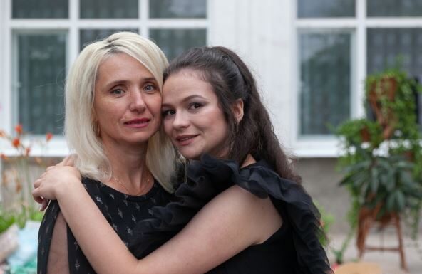 Udala sam se za starijeg muškarca, a 10 godina kasnije majka mi je na samrti rekla: “Taj čovek je tvoj otac” Udala sam se za starijeg muškarca, a 10 godina kasnije majka mi je na samrti rekla: "Taj čovek je tvoj otac"