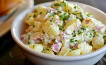 Za ovu krompir salatu svi traže recept: Pravi se potpuno drugačije, a ukus obara s nogu Za ovu krompir salatu svi traže recept: Pravi se potpuno drugačije, a ukus obara s nogu