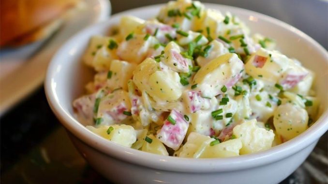 Za ovu krompir salatu svi traže recept: Pravi se potpuno drugačije, a ukus obara s nogu Za ovu krompir salatu svi traže recept: Pravi se potpuno drugačije, a ukus obara s nogu