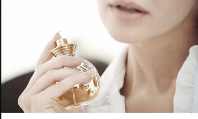 Zašto parfem na nekim traje cijeli dan, a na vama nestane za sat? Evo tajne dugotrajnog mirisa Zašto parfem na nekim traje cijeli dan, a na vama nestane za sat? Evo tajne dugotrajnog mirisa