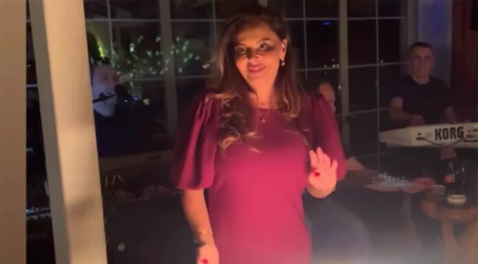 Aca Lukas napravio lom na 50. rođendanu bivše supruge: Na uho joj pjevao ‘zaljubljen u tebe’ Aca Lukas napravio lom na 50. rođendanu bivše supruge: Na uho joj pjevao ‘zaljubljen u tebe’