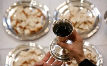 “Ako uradite ovo posle pričešća, uzalud vam sav trud, vaša duša isprazniće se odmah”: Otac Dimitrije upozorio na grešku koju većina vernika pravi "Ako uradite ovo posle pričešća, uzalud vam sav trud, vaša duša isprazniće se odmah": Otac Dimitrije upozorio na grešku koju većina vernika pravi