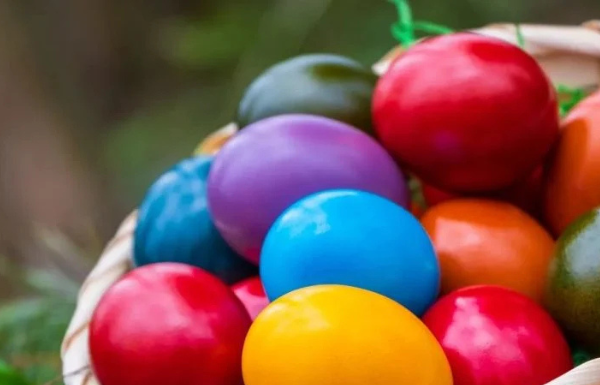 Baka nije znala za kupovne farbe, a jaja su joj bila najljepša: Koristila je ono što svako ima u kući Baka nije znala za kupovne farbe, a jaja su joj bila najljepša: Koristila je ono što svako ima u kući