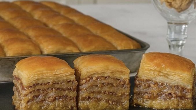 BAKLAVA SA ORASIMA I GOTOVIM KORAMA…Bogata sočna i aromatična savršena za ljubitelje tradicionalnih kolača… BAKLAVA SA ORASIMA I GOTOVIM KORAMA…Bogata sočna i aromatična savršena za ljubitelje tradicionalnih kolača…